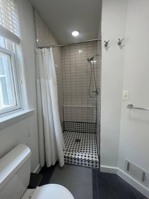 3-Bedroom House With Cute Patio Explore Dc On Foot Вашингтон Экстерьер фото